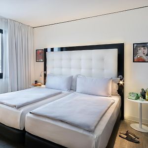 Zimmer mit Kingsize-Bett